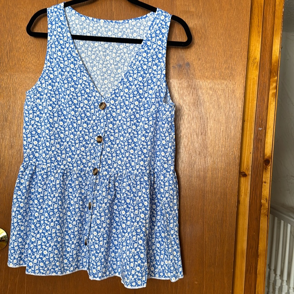 Blue and white flower top tortoise buttons size Large